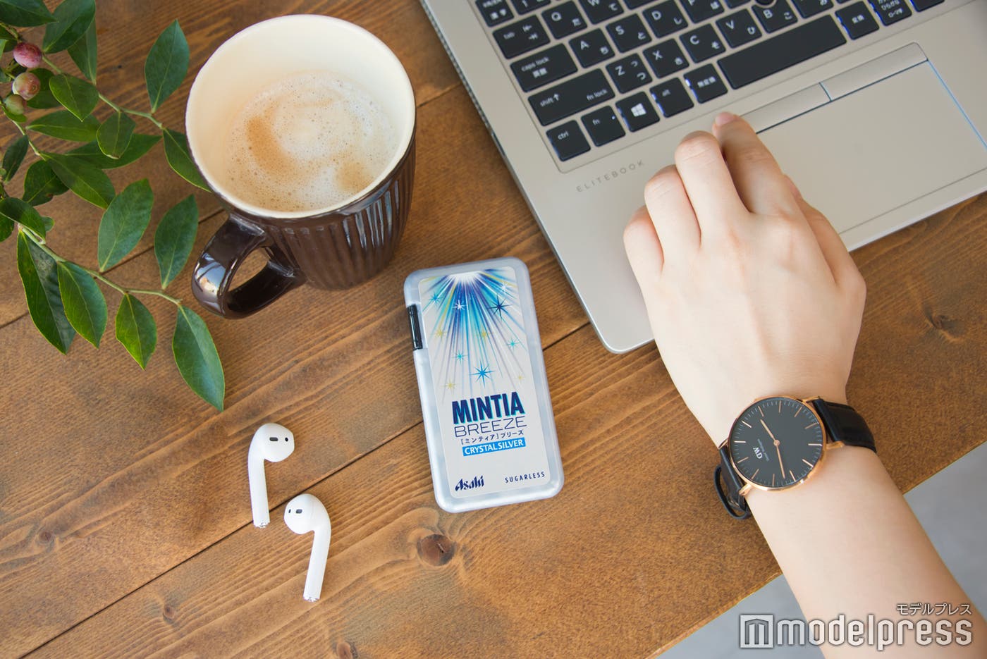 仕事中のリフレッシュには「ミンティアブリーズ クリスタルシルバー」(C)モデルプレス