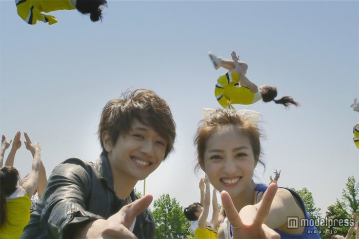 a西島隆弘と踊るモデル堀田茜が可愛い チアリーダー姿でアクティブにダンス モデルプレス