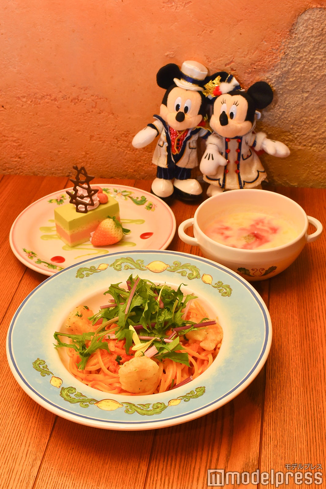 スペシャルセット￥1,880※ぬいぐるみバッチは別売り（C）モデルプレス（C）Disney