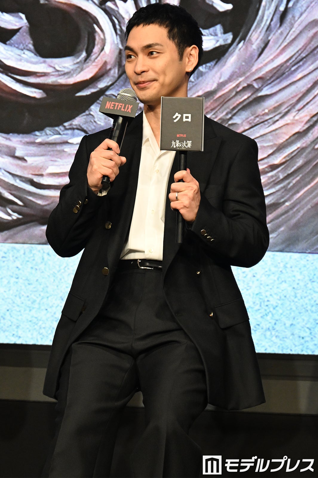 楽しそうな柳楽優弥（C）モデルプレス