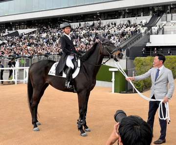 和田竜二元騎手が誘導馬ディープボンドに乗って本馬場入場