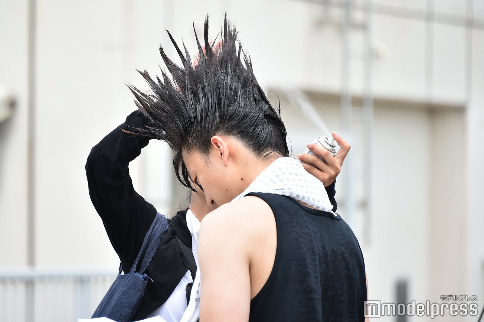 ハードスプレーを吹きかけられるのも慣れた様子（C）モデルプレス