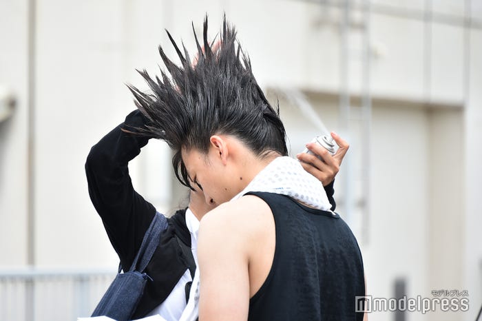 ハードスプレーを吹きかけられるのも慣れた様子(C)モデルプレス