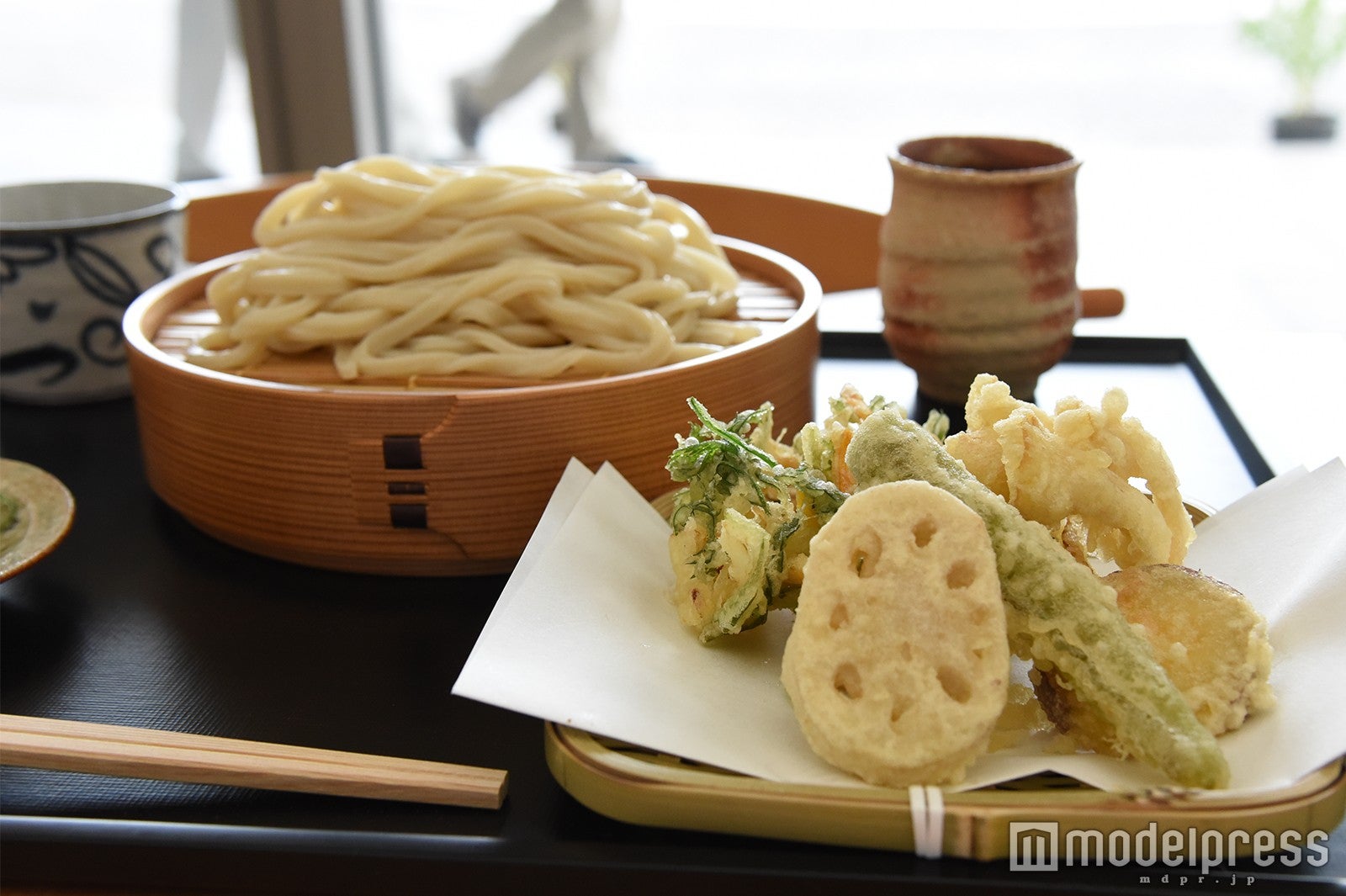 「天ぷらうどん」冷やし・税込1350円／温・税込1200円（C）モデルプレス