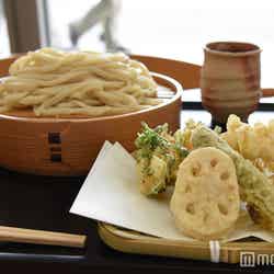 「天ぷらうどん」冷やし・税込1350円/温・税込1200円(C)モデルプレス