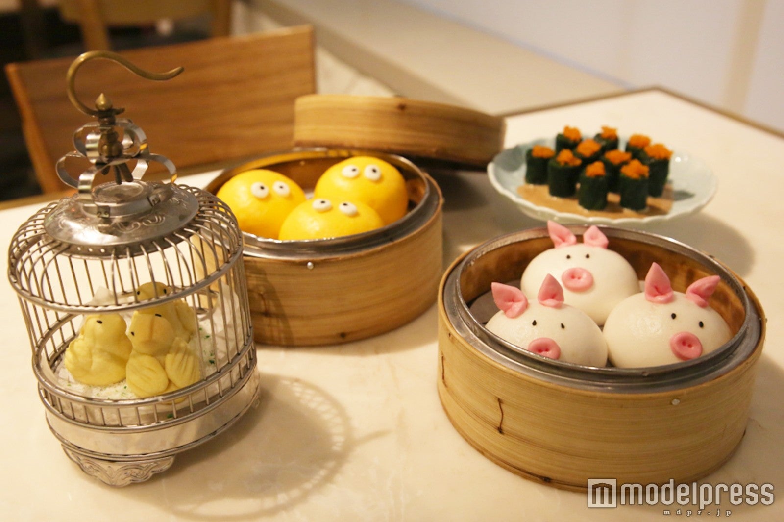 baked crispy pineapple puff 48香港ドル、hot custard buns 48香港ドル、BBQ piggy buns 48香港ドル、crab roe sesame spinach 68香港ドル（C）モデルプレス