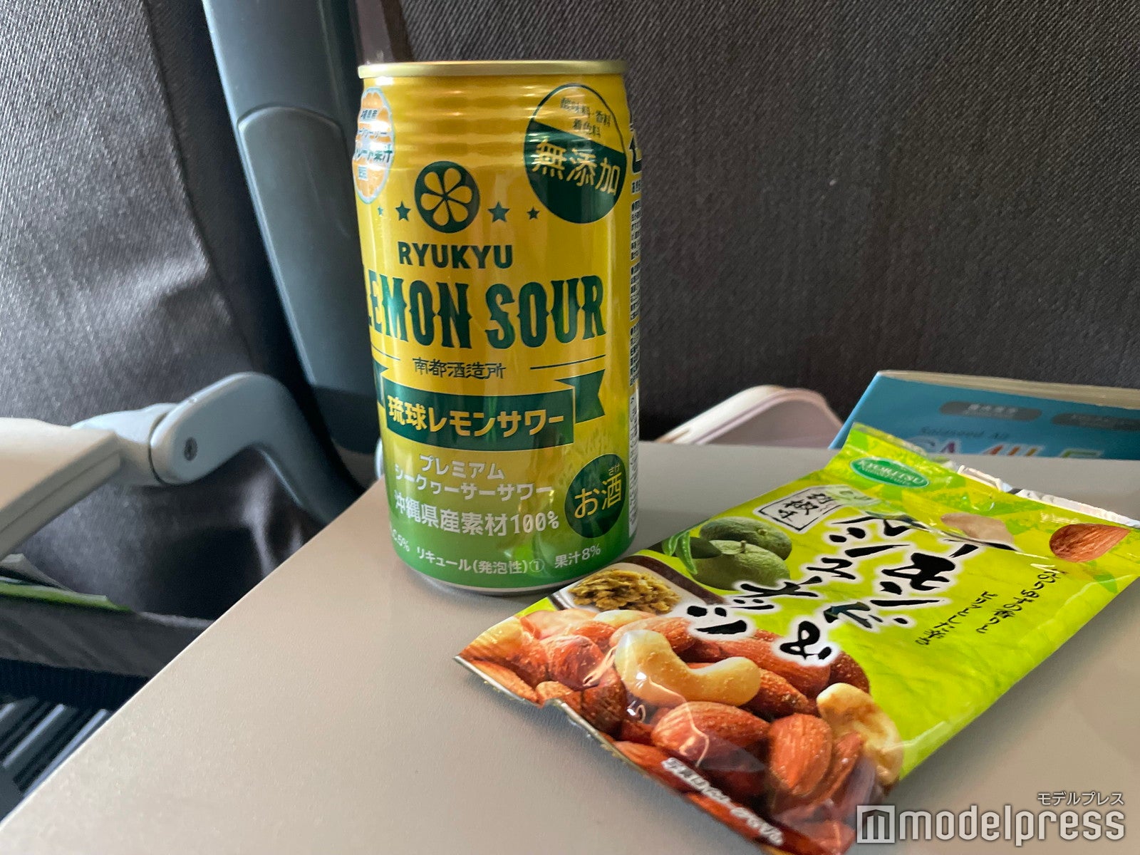 機内限定『琉球レモンサワー』（おつまみ付き）500円（税込）※支払いは現金のみ（C）モデルプレス