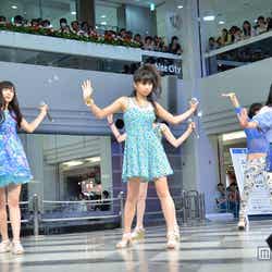 ライブパフォーマンスをするJuice=Juice