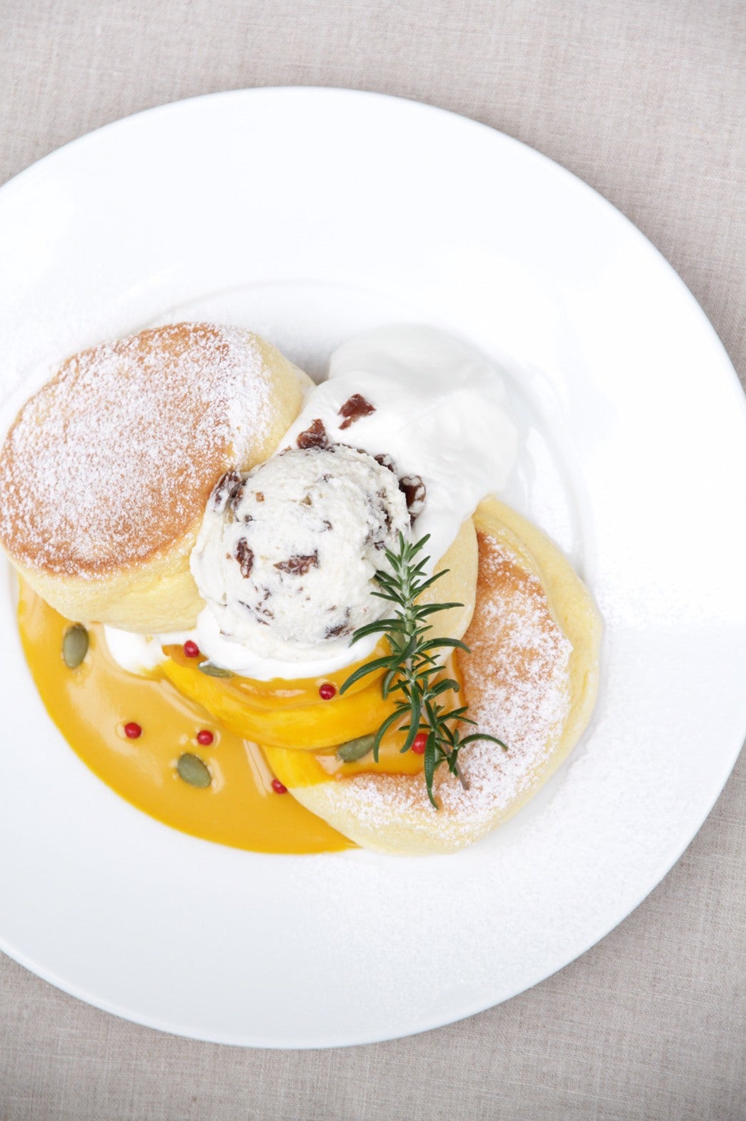 かぼちゃのパンケーキ 栗のレーズンバターのせ／画像提供：マジア東京