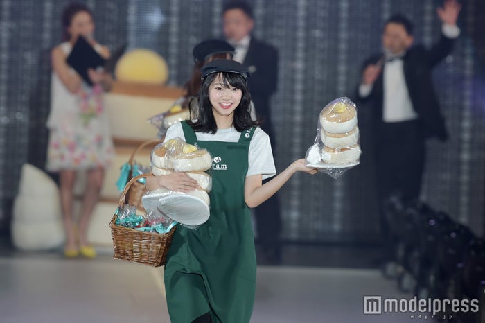 武田玲奈のカフェ店員姿がオシャレで可愛い 巨大 ふわふわぬいぐるみと登場 モデルプレス