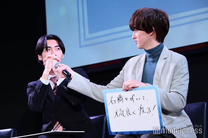 手笛を披露する武藤潤にマイクを添える伊藤あさひ(C)モデルプレス
