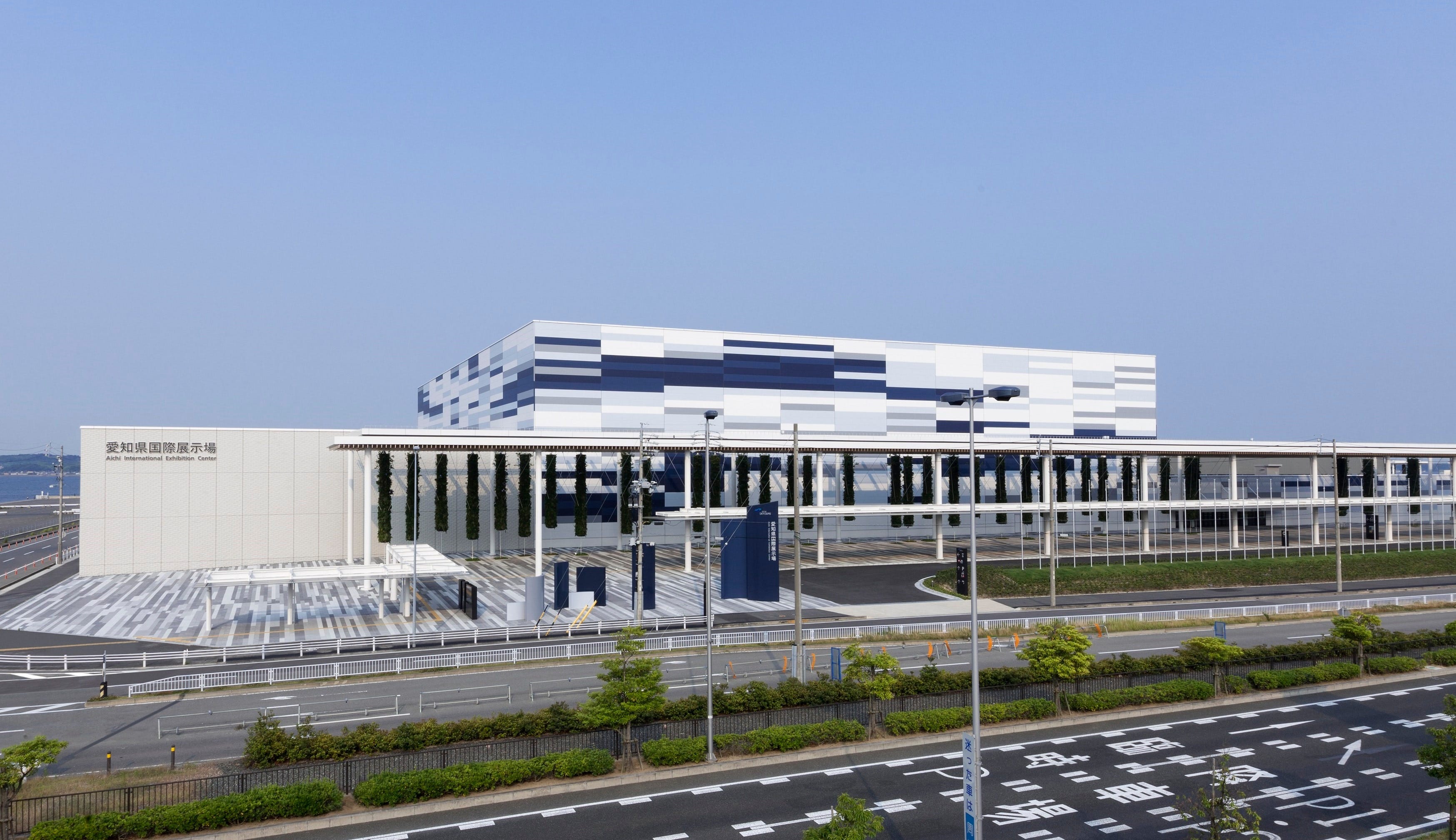 Aichi Sky Expo（愛知県国際展示場）は中部国際空港島内にあり、最寄り駅の名鉄中部国際空港駅までは、名鉄名古屋駅から名鉄空港特急ミュースカイで最速28分