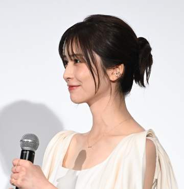 長濱ねる 舞台挨拶ええっ！ 後ろ向いたら凄いドレスが圧倒的 透き通る美しさ