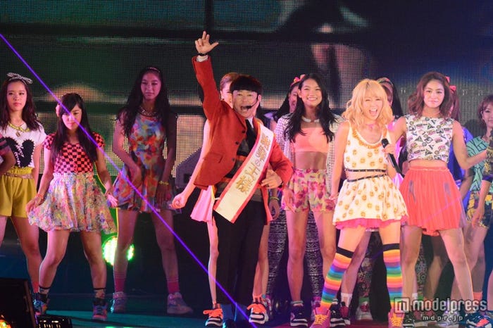 「GirlsAward 2013 AUTUMN /WINTER」でコラボレーションしたE-girlsと阿部サダヲ