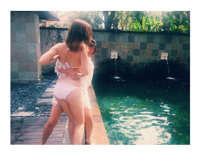 スタッフとじゃれあう紗栄子/紗栄子Instagramより