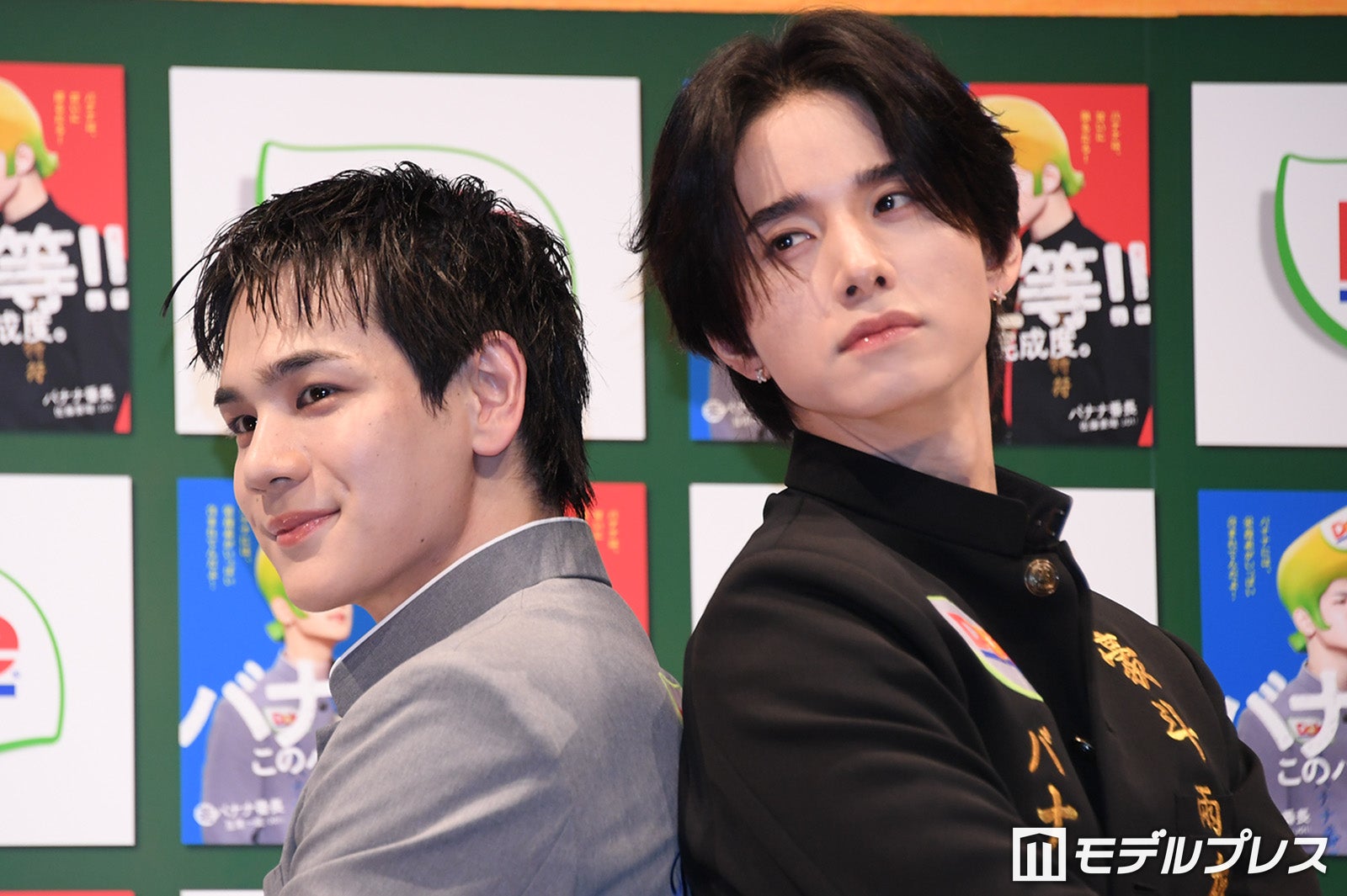 背中合わせの豆原一成、佐藤景瑚（C）モデルプレス