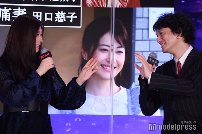 篠原涼子、アクリル板を水槽に見立てる安藤政信 (C)モデルプレス