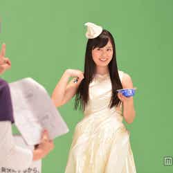 撮影に臨む佐々木彩夏