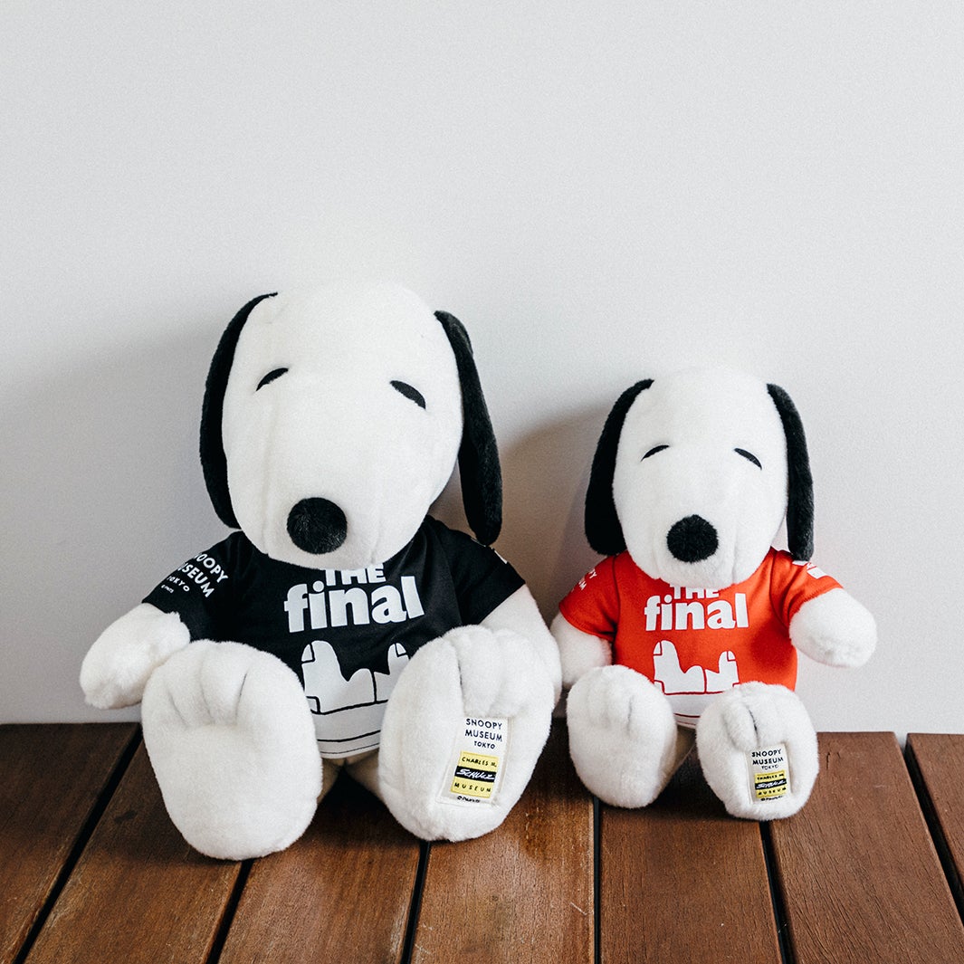 スヌーピーミュージアムファイナル T シャツぬいぐるみ（M 4,000円/ L 7,000円）（C）Peanuts Worldwide LLC