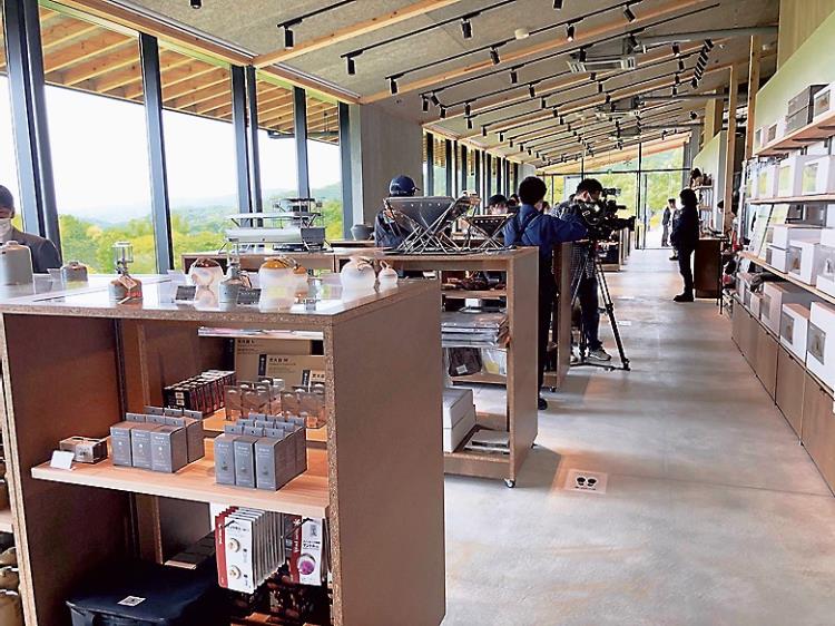 スノーピーク 愛知 鞍ヶ池公園にアウトドア拠点 モデルプレス