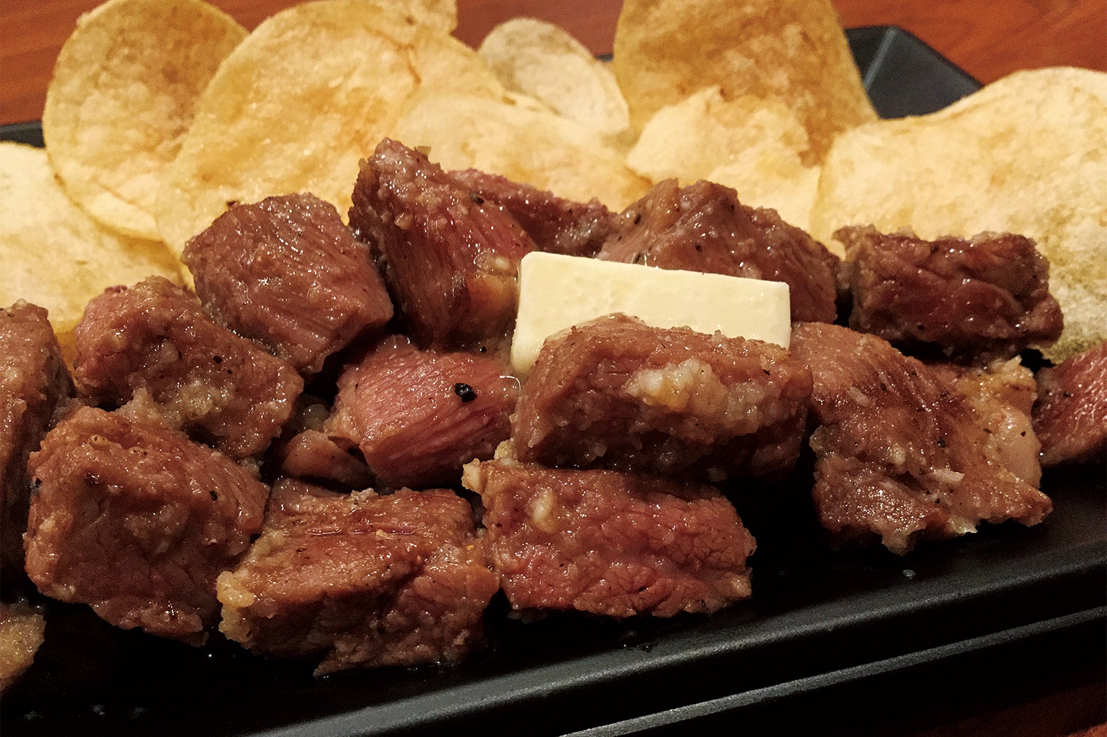 ニクオン限定プレート ローストステーキガーリック絡め焼き¥1,000／画像提供：ニクオン委員会