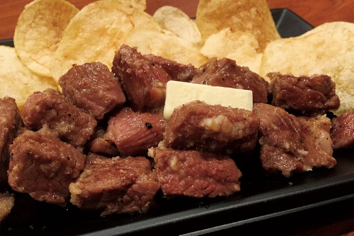 ニクオン限定プレート ローストステーキガーリック絡め焼き¥1,000／画像提供：ニクオン委員会