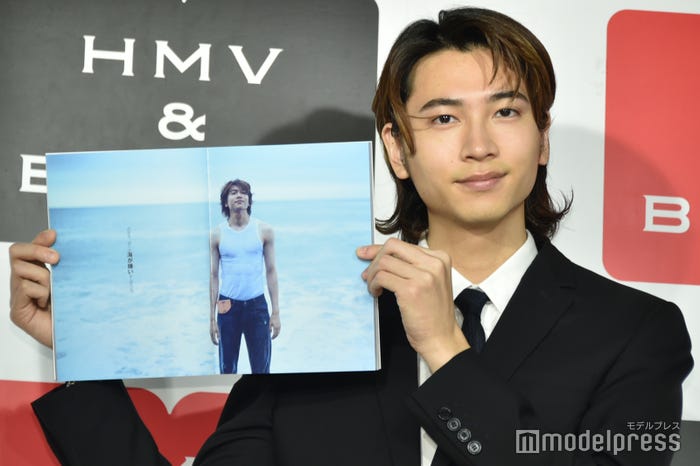 お気に入りのページを見せる庄司浩平(C)モデルプレス