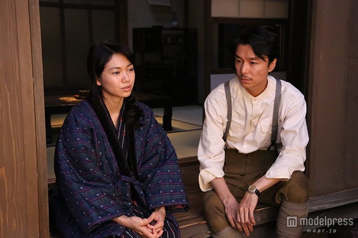 (左から)二階堂ふみ、長谷川博己