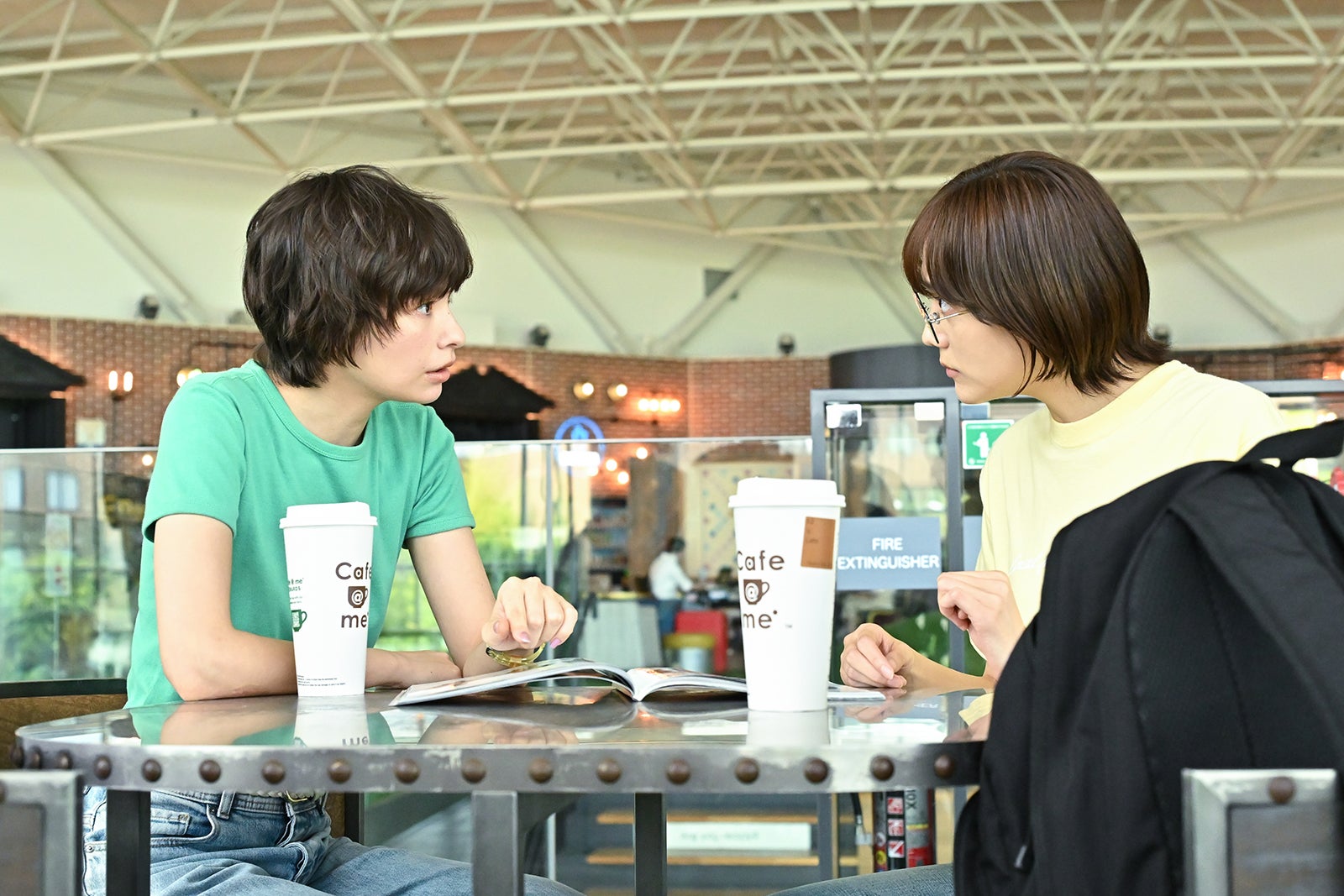 太田莉菜、松井愛莉「西園寺さんは家事をしない」第7話より（C）TBS