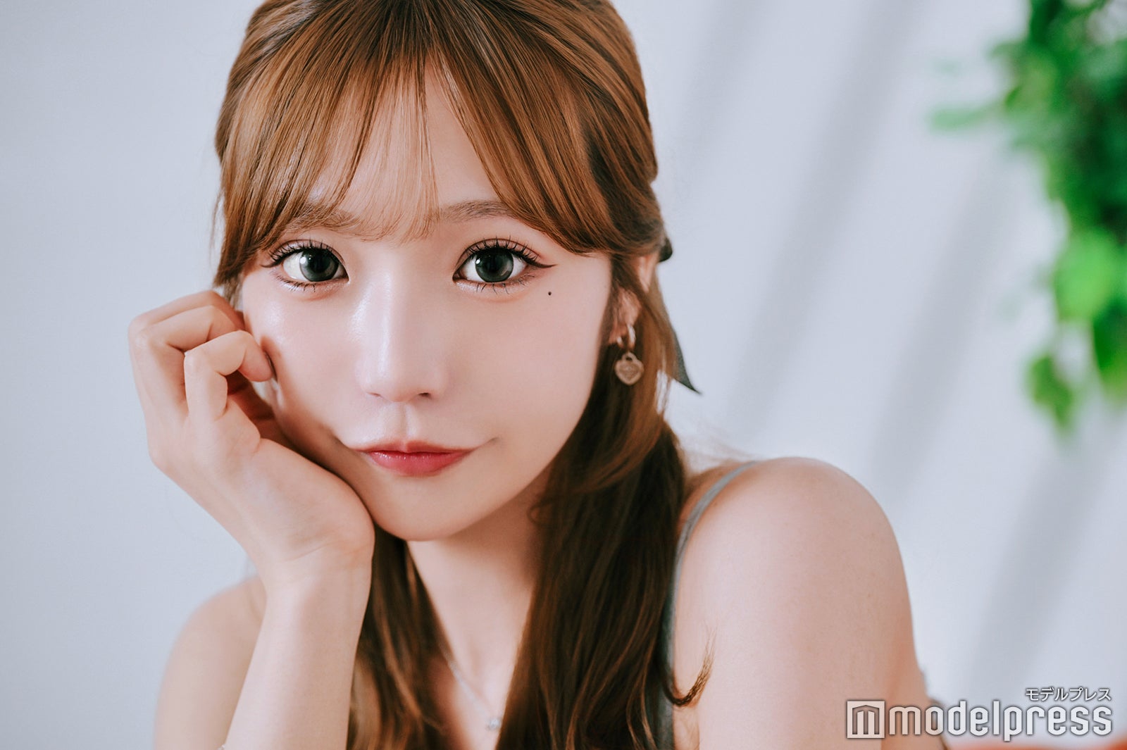 銀行員からキャバ嬢へ転身した白桃もも、TWICE愛と自己流あかぬけ術を語る