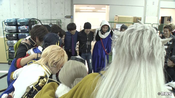 ミュージカル『刀剣乱舞』のキャストと円陣を組む様子(提供写真)