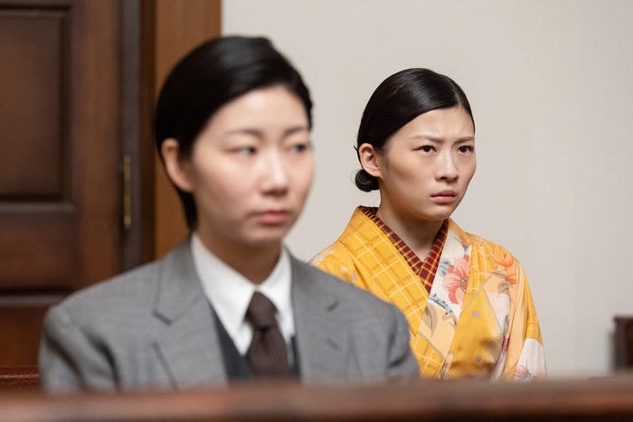 土居志央梨、伊藤沙莉「虎に翼」第8話より(C)NHK