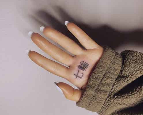 アリアナ・グランデ、手のひらに「七輪」のタトゥー