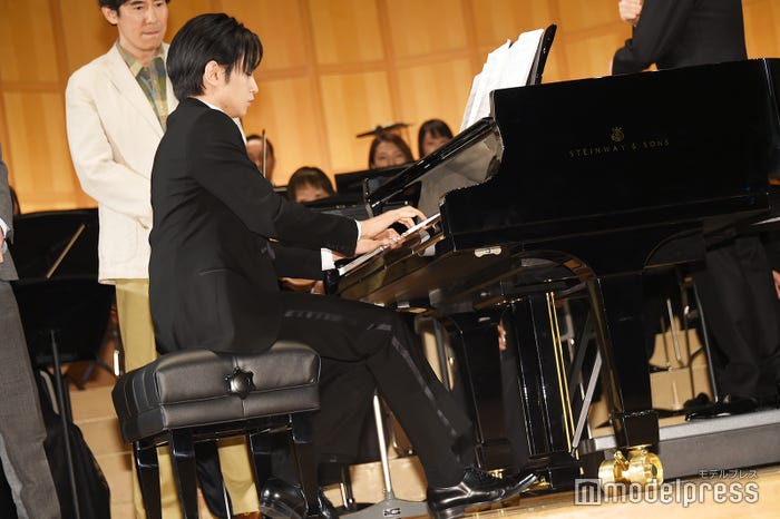 「宿命」を演奏する中島健人(C)モデルプレス