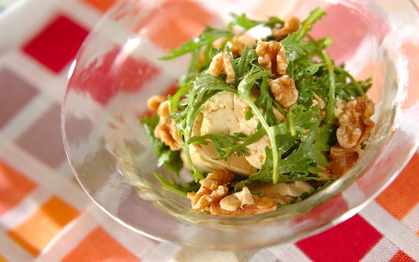 パリパリ食感が小気味良い! 春菊と豆腐のピリ辛サラダ