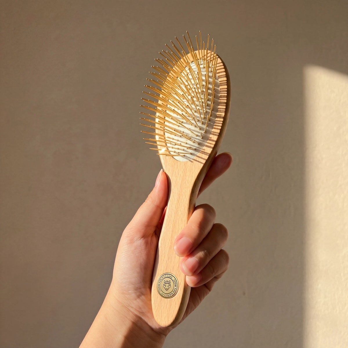 大ヒット「カッサヘアブラシ」がリニューアル！ SNOW FOX SKINCARE、握りやすさ＆高級感のあるデザインに進化して新発売