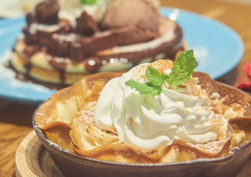 シナモンとバターの効いたしっとりリンゴとパイをサックリ焼き上げたクレープで包んだ「Crepe Dutch Baby」900円（C）モデルプレス