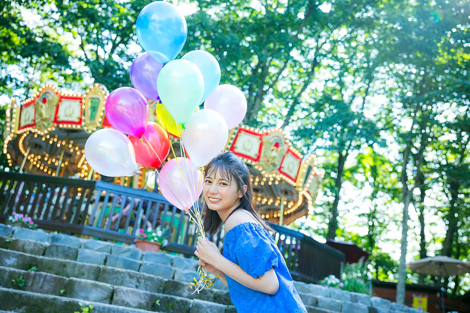 小坂菜緒1st写真集『君は誰？』HMV＆BOOKS SHIBUYAパネル展「はしゃぐ君」／撮影：藤原宏