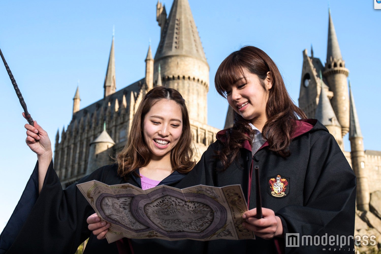 新アトラクション「ワンド・マジック」／マジカル・ワンド＆マジカル・ワンド・マップを手に「ハリポタ」の世界を散策／画像提供：ユニバーサル・スタジオ・ジャパン