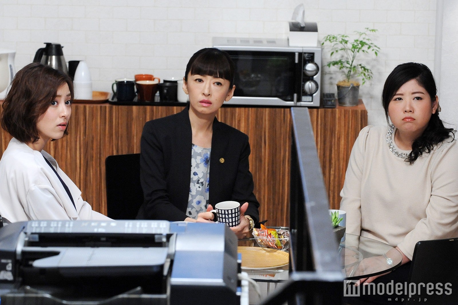 岡本あずさ、松雪泰子、馬場園梓「グッドパートナー 無敵の弁護士」場面カット／画像提供：テレビ朝日