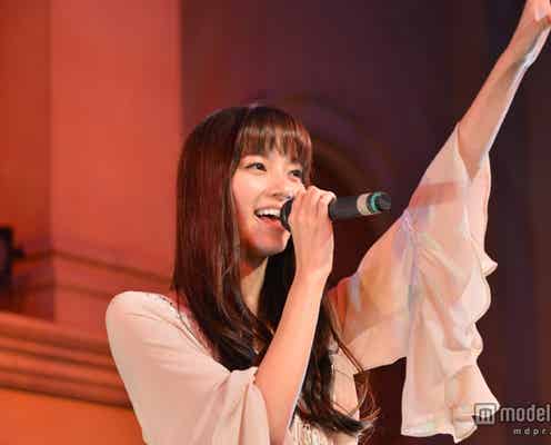 「Seventeen」モデル新川優愛、歌手デビュー キュートな初ステージにファン熱狂