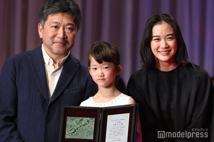 (左から)是枝裕和監督、佐々木みゆちゃん、蒼井優(C)モデルプレス