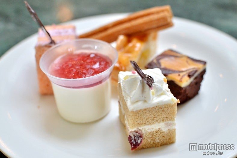 2つのパーク（TDL＆TDS）の人気メニューや、かつてのメニューをモチーフにした復刻メニューなどが集結／「クリスタルパレス・レストラン」