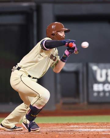 日本ハム・田宮に痛恨アクシデント バント試みた左手指に151キロ直撃 苦悶の表情 新庄監督「×」マーク出し負傷交代 球場どよめき