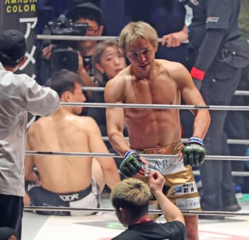 選挙落選から復帰の久保優太、元妻は不在「最終章はソロ活動。“脱サラ”」相手負傷で無念ノーコンテスト、政治活動と両立へ