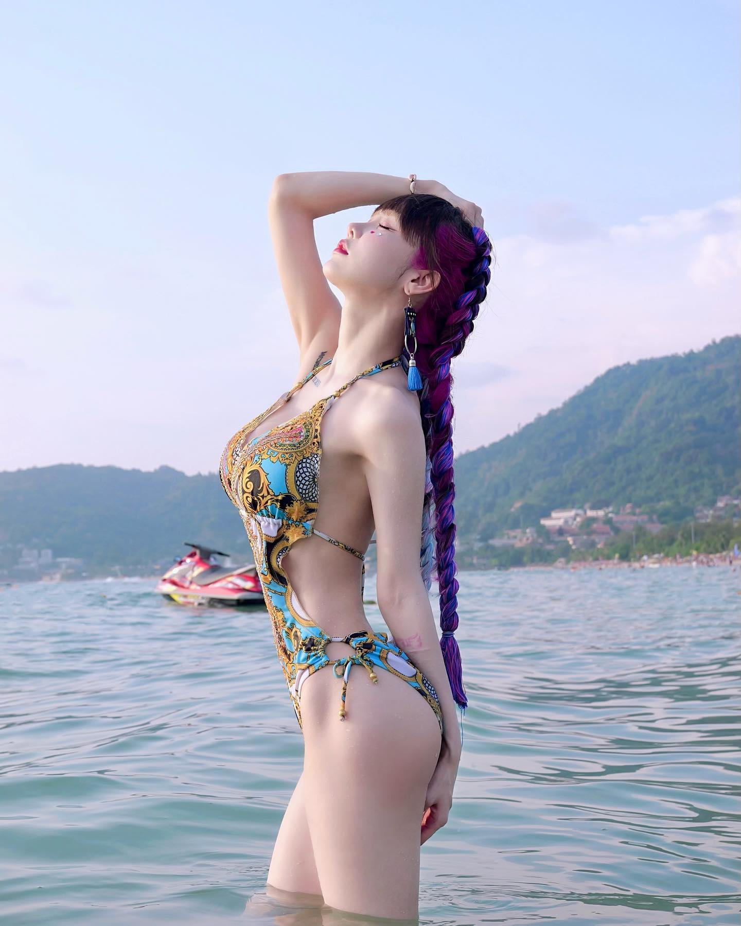 “ウエスト50.7cm”で話題のゆりにゃ、美くびれ際立つ水着姿披露「美しすぎる」と反響続々