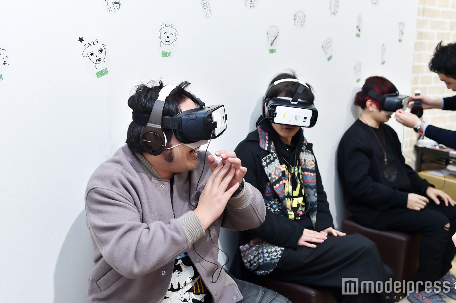 俳優仲間・島丈明もVR「キャーッ！」
 奥：サクフェスバンドメンバーの慎之助、みなみ