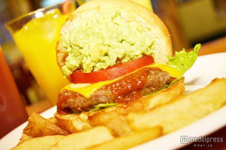 女子の大好きなアボカドがたっぷりの「アボカドチーズバーガー」￥780