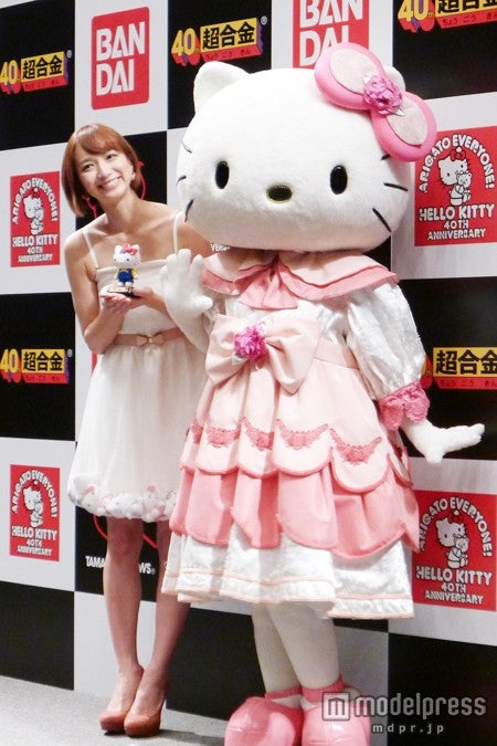 芹那、キュートなワンピースから美脚を披露