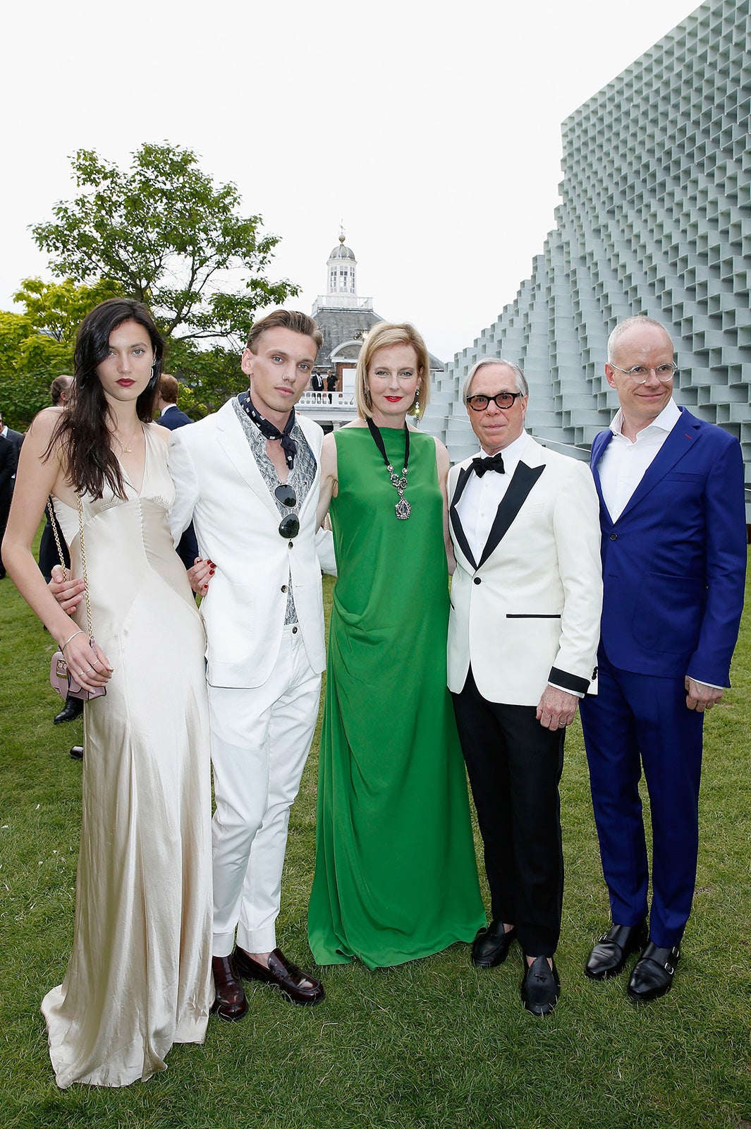 Matilda-Lowther、Jamie-Campbell-Bower、Julia-Peyton-Jones、Tommy-Hilfiger、Hans-Ulrich-Obrist（画像提供：トミー ヒルフィガー ジャパン）